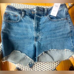 Abercrombie and Fitch 4in mom short in medium wash NWT